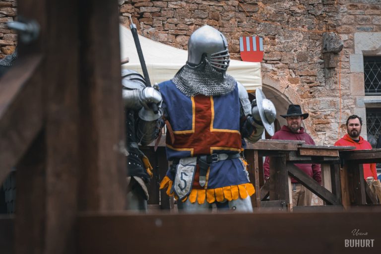 Combattant en armure dans la cour du château