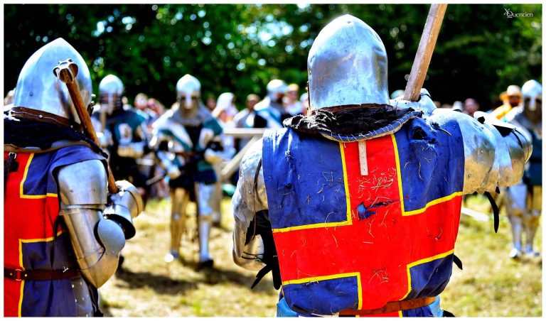 Combattants des Bannerets d’Auvergne de dos avant l’assaut