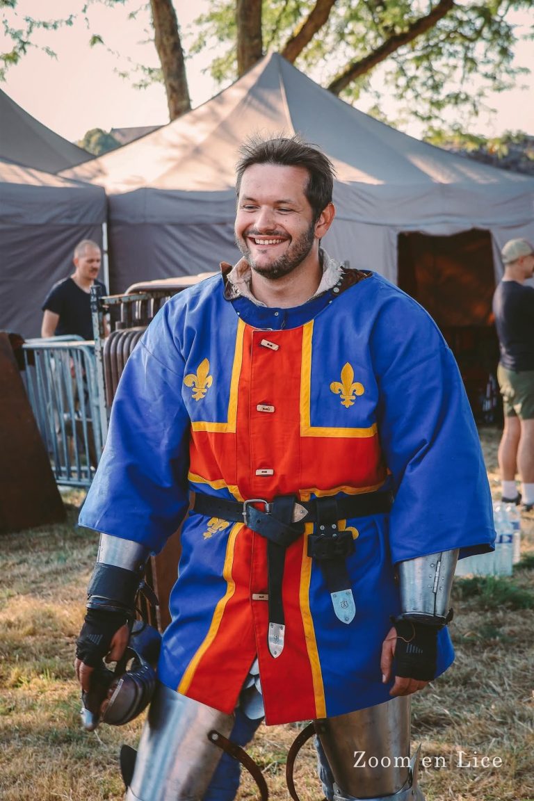 Combattant des Bannerets d’Auvergne en surcot bleu et rouge