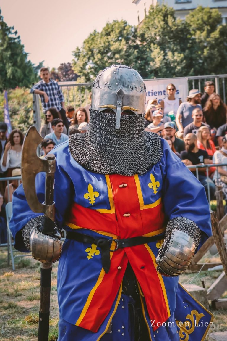 Combattant en cotte de mailles devant le public