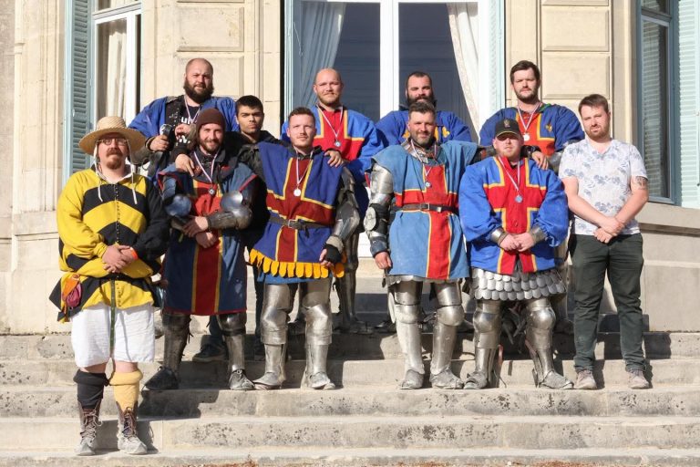 Photo d’équipe des Bannerets d’Auvergne avec les médailles